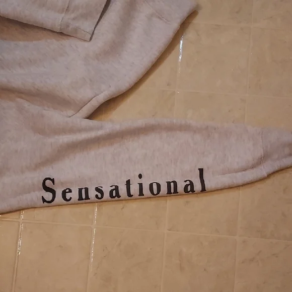 Sabrina Carpenter Singular Tour Sweatahirt - Picture 3 of 10